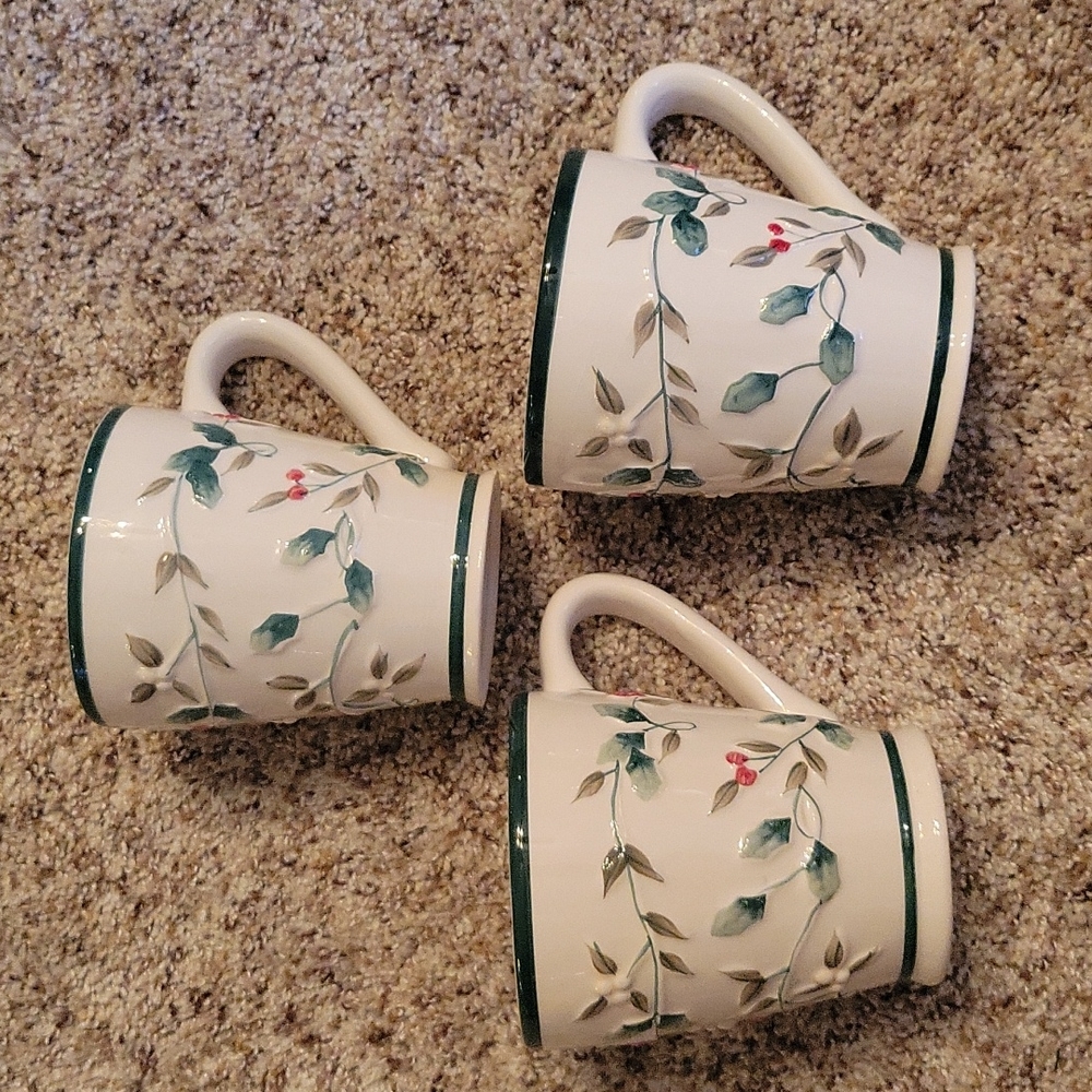 Pfaltzgraff Winterberry set of 3 mugs NEW one small chip on base of cup as shown